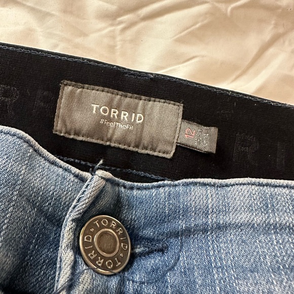 torrid Light Wash Panel Seam Denim Shorts - Picture 4 of 4